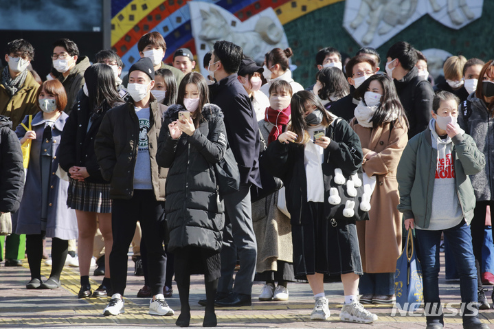 [AP/뉴시스] 2일 도쿄 시민들이 마스크를 쓰고 신호등을 기다리고 있다