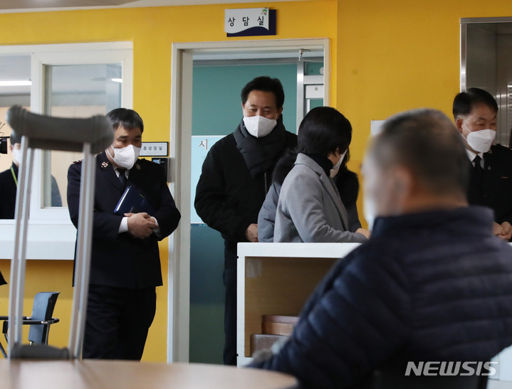 [서울=뉴시스] 조수정 기자 = 오세훈 서울시장이 설 연휴 마지막 날인 2일 오후 노숙인생활시설인 서울 은평구 시립은평의마을을 찾아 시설을 둘러보며 휴게실의 입소자들에게 인사하고 있다. 2022.02.02. chocrystal@newsis.com