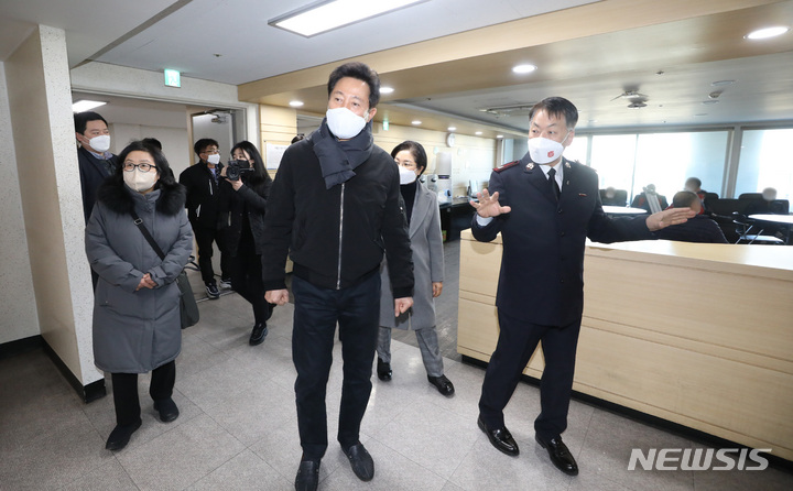 [서울=뉴시스] 조수정 기자 = 오세훈 서울시장이 설 연휴 마지막 날인 2일 오후 노숙인생활시설인 서울 은평구 시립은평의마을을 찾아 시설을 둘러보며 설명을 듣고 있다. 2022.02.02. chocrystal@newsis.com