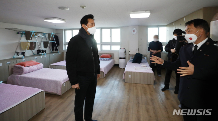 [서울=뉴시스] 조수정 기자 = 오세훈 서울시장이 설 연휴 마지막 날인 2일 오후 노숙인생활시설인 서울 은평구 시립은평의마을을 찾아 시설을 둘러보며 설명을 듣고 있다. 2022.02.02. chocrystal@newsis.com