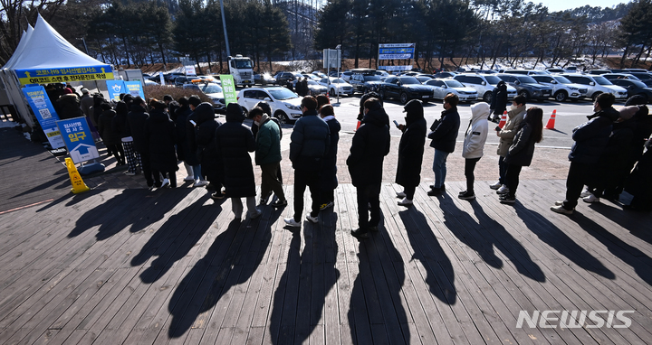 [용인=뉴시스] 김종택기자 = 설 연휴 마지막날인 2일 오후 경기도 용인시 영동고속도로 상행선 용인휴게소에 마련된 코로나19 임시선별검사소에서 시민들이 검사를 받기 위해 줄 서 기다리고 있다. 2022.02.02.jtk@newsis.com