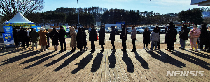 [용인=뉴시스] 김종택기자 = 설 연휴 마지막날인 2일 오후 경기도 용인시 영동고속도로 상행선 용인휴게소에 마련된 코로나19 임시선별검사소에서 시민들이 검사를 받기 위해 줄 서 기다리고 있다. 2022.02.02. jtk@newsis.com