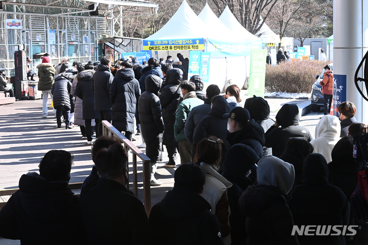 [용인=뉴시스] 김종택기자 = 설 연휴 마지막날인 2일 오후 경기도 용인시 영동고속도로 상행선 용인휴게소에 마련된 코로나19 임시선별검사소에서 시민들이 검사를 받기 위해 줄 서 기다리고 있다. 2022.02.02.jtk@newsis.com