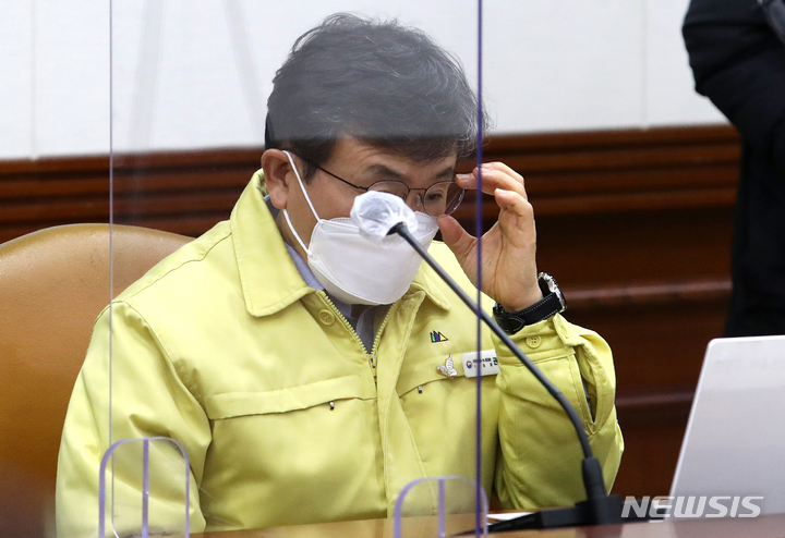 [서울=뉴시스] 조성우 기자 = 권덕철 보건복지부 장관이 지난 2일 오후 서울 종로구 정부서울청사에서 열린 코로나19 대응 중앙재난안전대책본부(중대본) 회의에서 김부겸 국무총리의 발언을 듣고 있다. 2022.02.02. xconfind@newsis.com