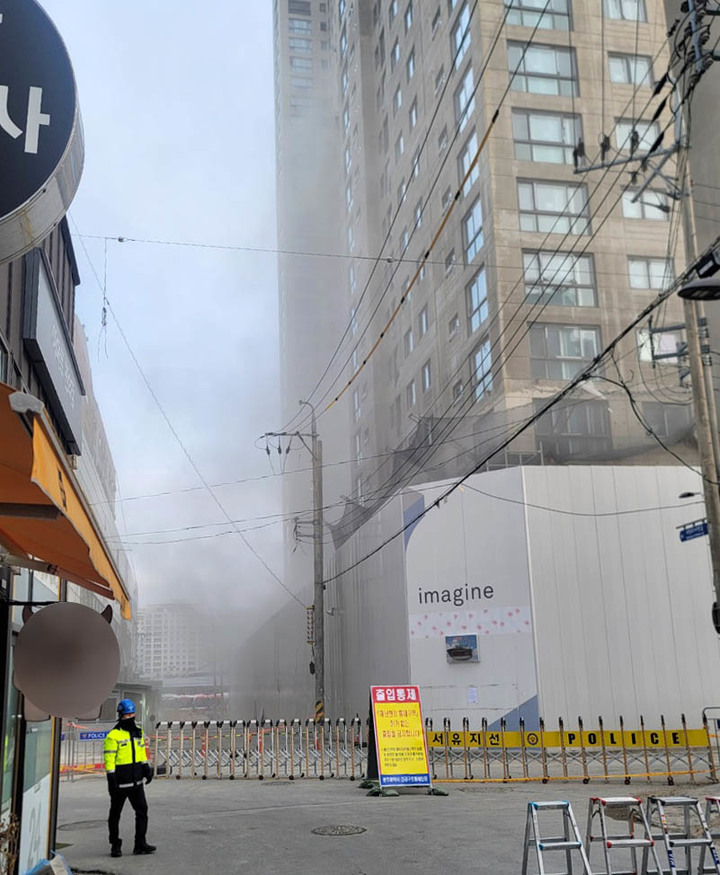 [광주=뉴시스] 변재훈 기자 = 설 연휴 마지막 날인 2일 광주 서구 HDC현대산업개발 신축 아파트 사고 현장 내 무너진 201동 남서쪽 29층 인근 잔해물 더미가 추가 붕괴됐다. 잔해물이 무너져 내리면서 지상에는 큰 먼지가 일었다. (사진=독자 제공) 2022.02.02. photo@newsis.com *재판매 및 DB 금지