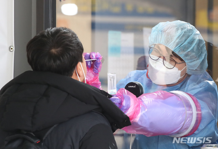 [제주=뉴시스] 우장호 기자 = 설 연휴 마지막 날인 2일 오후 제주국제공항 주차장에 설치된 워크스루 선별진료소에서 명절 기간 동안 타 시도를 방문한 후 돌아온 도민들이 PCR(유전자 증폭) 검사를 받고 있다. 중앙방역본부에 따르면 전날 제주 도내 일일 코로나19 확진자 수는 122명으로 역대 최다를 기록했다. 2022.02.02. woo1223@newsis.com