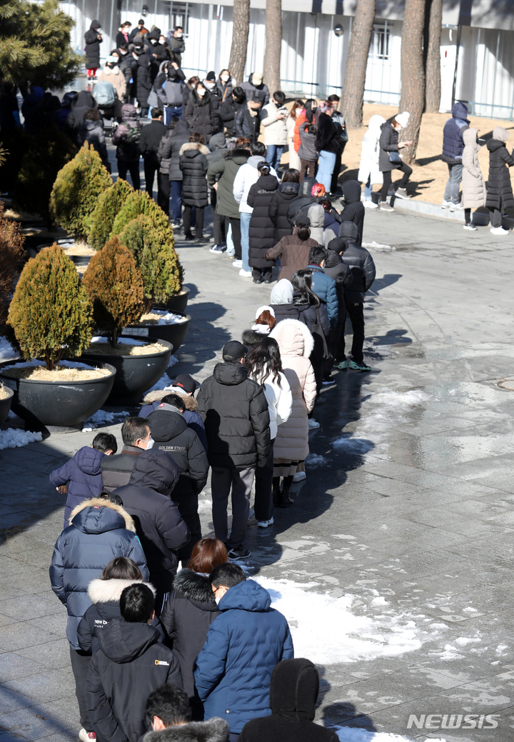 [서울=뉴시스] 조성우 기자 = 코로나19 신규 확진자가 2만 270명으로 집계된 2일 오후 서울 서대문구 독립문 광장 임시선별검사소에서 시민들이 검사를 받기 위해 줄을 서고 있다. 2022.02.02. xconfind@newsis.com