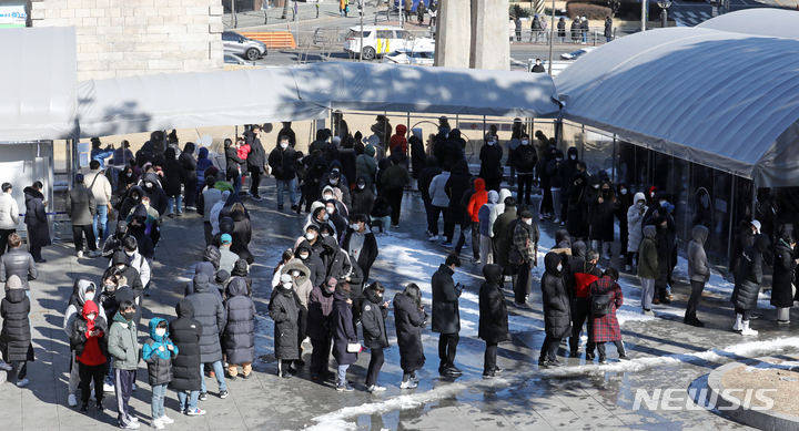 [서울=뉴시스] 조성우 기자 = 코로나19 신규 확진자가 2만 270명으로 집계된 2일 오후 서울 서대문구 독립문 광장 임시선별검사소에서 시민들이 검사를 받기 위해 줄을 서고 있다. 2022.02.02. xconfind@newsis.com