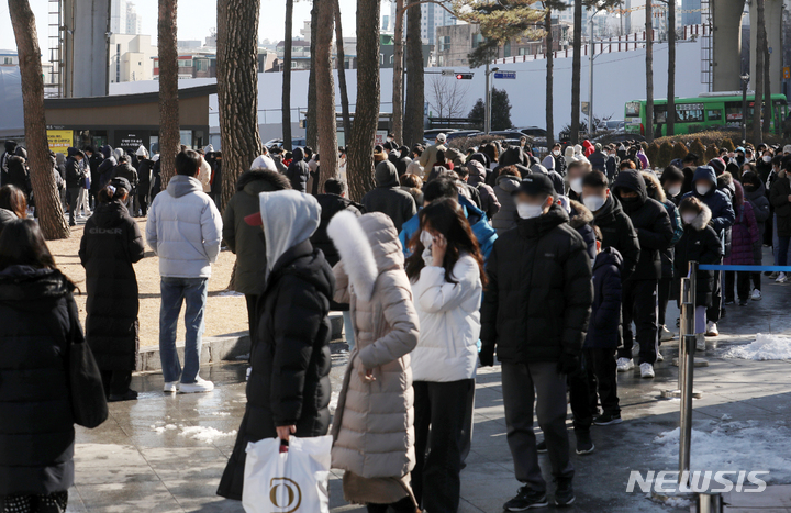 [서울=뉴시스] 조성우 기자 = 지난 2일 오후 서울 서대문구 독립문 광장 임시선별검사소에서 시민들이 검사를 받기 위해 줄을 서고 있다. 2022.02.02. xconfind@newsis.com