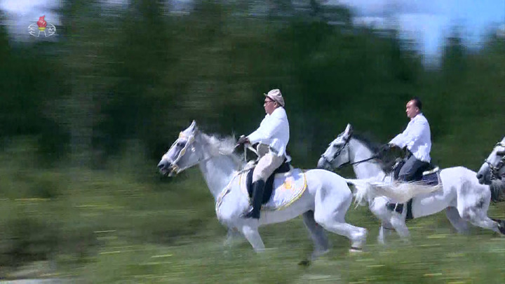 [서울=뉴시스] 북한 조선중앙TV는 '위대한 승리의 해 2021년' 제목의 기록영화를 통해 김정은 조선노동당 총비서 겸 국무위원장이 한 손으로 백마를 타는 장면을 공개했다. (사진 = 조선중앙TV 캡처) 2022.02.02. photo@newsis.com *재판매 및 DB 금지