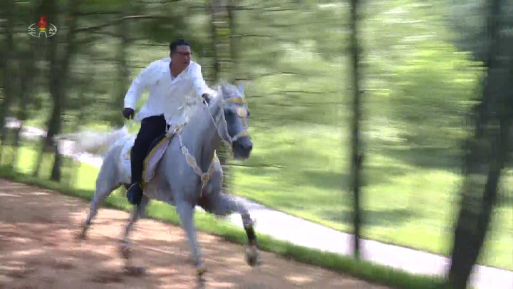 [서울=뉴시스] 북한 조선중앙TV는 지난 2022년 2월 '위대한 승리의 해 2021년' 제목의 기록영화에서 김정은 국무위원장이 한 손으로 백마를 타는 장면을 공개했다. 김정은과 측근들이 타는 말들은 모두 러시아에서 수입하는 오를로프 트로터 순종마들이다. (사진 = 조선중앙TV 캡처) 2026.01.30. photo@newsis.com *재판매 및 DB 금지