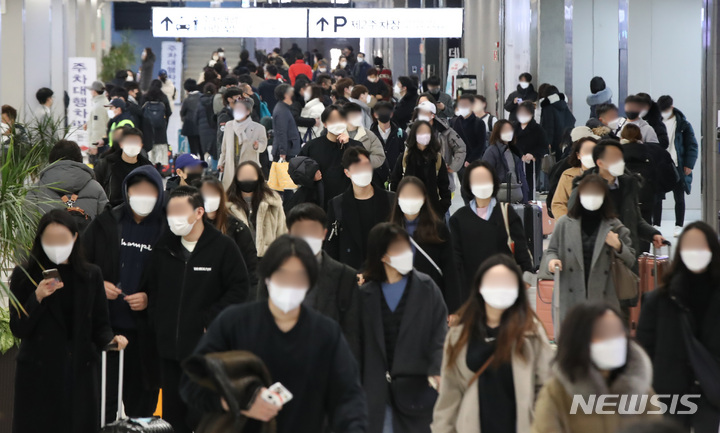 [서울=뉴시스] 조수정 기자 = 설 연휴 마지막 날인 2일 오후 김포국제공항 국내선 도착층에서 귀경 인파가 인산인해를 이루고 있다. 2022.02.02. chocrystal@newsis.com