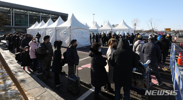 [서울=뉴시스] 조수정 기자 = 설 연휴 마지막 날인 2일 오후 김포국제공항 국내선 주차장 서울시 찾아가는 코로나19 선별진료소에서 귀경객들이 검사를 받기 위해 길게 줄서 기다리고 있다. 2022.02.02. chocrystal@newsis.com