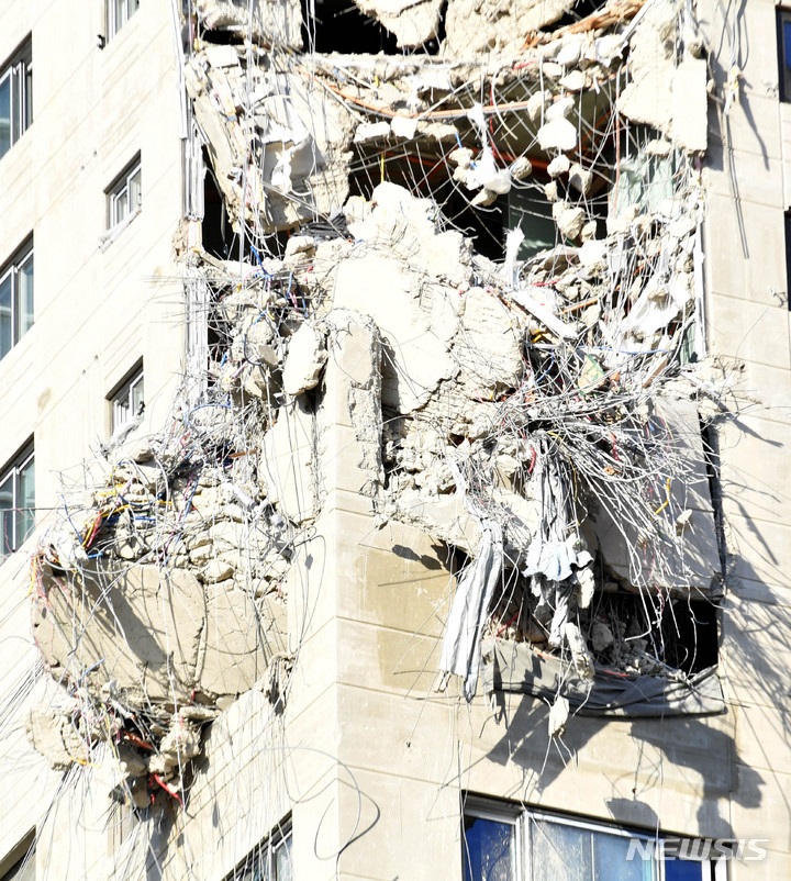 [광주=뉴시스] 변재훈 기자 = 설 연휴 마지막 날인 2일 광주 서구 HDC현대산업개발 신축 아파트 사고가 난 201동 남서쪽 29층 인근 콘크리트·철근 잔해 더미가 23·24층 붕괴 외벽에 아슬아슬 걸쳐져 있다. 이후 수색·구조 작업이 중단됐다. 2022.02.02. wisdom21@newsis.com