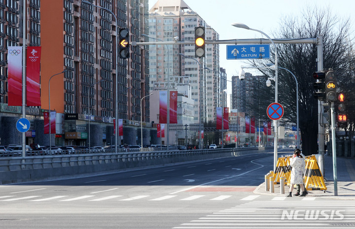 [베이징(중국)=뉴시스] 고범준 기자 = 2022 베이징 동계올림픽 개막을 이틀 앞둔 2일 베이징국립경기장 인근 도로가 통제되고 있다. 중국은 코로나19로부터 2022 베이징 동계올림픽을 안전하게 치르기 위해 '폐쇄 루프'를 적용하고 있다. 2022.02.02. bjko@newsis.com