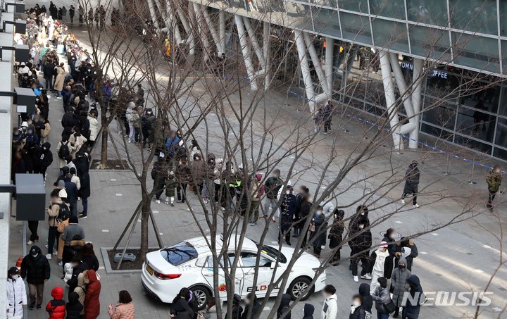 [부산=뉴시스] 하경민 기자 = 설 연휴 마지막 날인 2일 오후 부산 동구 부산역 임시선별검사소를 찾은 귀경객과 시민 등이 코로나19 진단검사를 받기 위해 길게 줄을 선 채 차례를 기다리고 있다. 2022.02.02. yulnetphoto@newsis.com