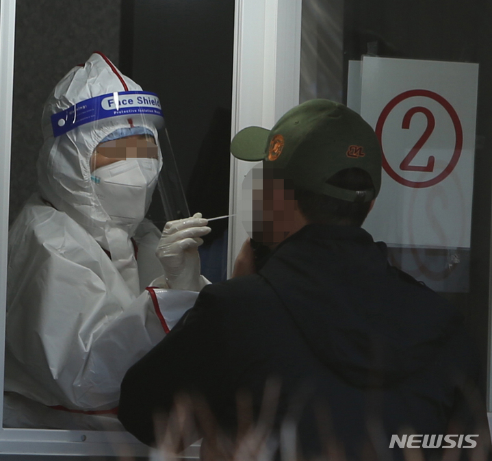 [강릉=뉴시스] 김경목 기자 = 설 연휴 마지막 날인 2일 오후 시민들이 강원 강릉시 내곡동 보건소 선별 진료소에서 코로나19 진단검사를 받고 있다. 강릉시에 따르면 이날 오후 4시 기준 56명의 확진자가 발생했다. 누적 확진자 수는 2201명으로 늘었다. 2022.02.02. photo31@newsis.com
