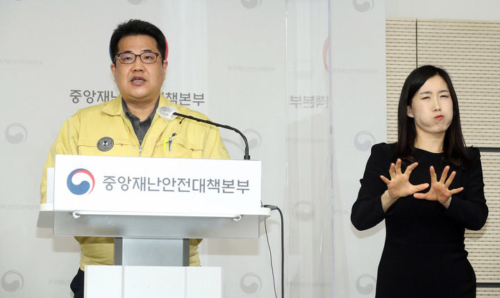 [서울=뉴시스] 추상철 기자 = 손영래 중앙사고수습본부 사회전략반장이 2일 정부세종청사에서 코로나19 대응 정례브리핑을 하고 있다. (사진= 보건복지부 제공) 2022.02.02. photo@newsis.com *재판매 및 DB 금지