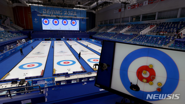 [베이징(중국)=뉴시스] 김병문 기자 = 2022 베이징 동계올림픽 개막을 이틀 앞둔 2일 오후 베이징 동계올림픽 첫 경기가 열리는 베이징 국립 아쿠아틱 센터 컬링 경기장 모습이 보이고 있다. 2022.02.02. dadazon@newsis.com