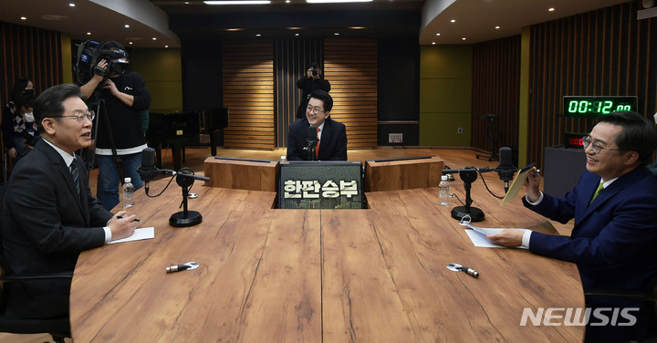 [서울=뉴시스] 국회사진기자단 = 이재명 더불어민주당 대선 후보와 김동연 새로운물결 대선 후보가 2일 서울 양천구 CBS사옥에서 열린 양자 정책토론회에 앞서 대화를 하고 있다. 2022.02.02. photo@newsis.com