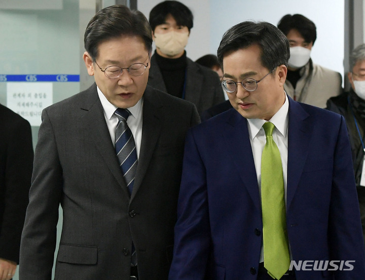 [서울=뉴시스] 국회사진기자단 = 이재명 더불어민주당 대선 후보와 김동연 새로운물결 대선 후보가 2일 서울 양천구 CBS사옥에서 열린 양자 정책토론회를 위해 스튜디오로 이동하고 있다. 2022.02.02. photo@newsis.com