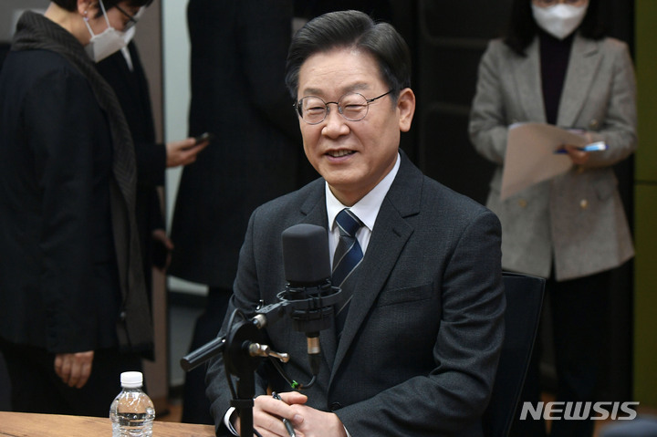 [서울=뉴시스] 국회사진기자단 = 이재명 더불어민주당 대선 후보가 지난 2일 서울 양천구 CBS사옥에서 열린 양자 정책토론회에 앞서 인사를 하고 있다. 2022.02.02. photo@newsis.com