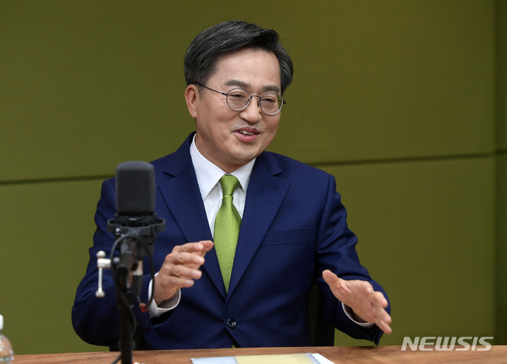 [서울=뉴시스] 국회사진기자단 = 김동연 새로운물결 대선 후보가 2일 서울 양천구 CBS사옥에서 열린 양자 정책토론회에 앞서 인사를 하고 있다. 2022.02.02. photo@newsis.com