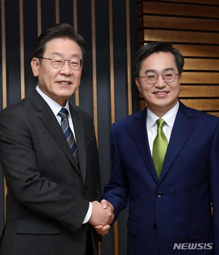 [서울=뉴시스] 국회사진기자단 = 이재명 더불어민주당 대선 후보와 김동연 새로운물결 대선후보가 2일 서울 양천구 CBS사옥에서 열린 양자 정책토론회에 앞서 기념촬영을 하고 있다. 2022.02.02. photo@newsis.com