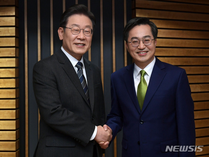 [서울=뉴시스] 국회사진기자단 = 이재명 더불어민주당 대선 후보와 김동연 새로운물결 대선후보가 2일 서울 양천구 CBS사옥에서 열린 양자 정책토론회에 앞서 기념촬영을 하고 있다. 2022.02.02. photo@newsis.com