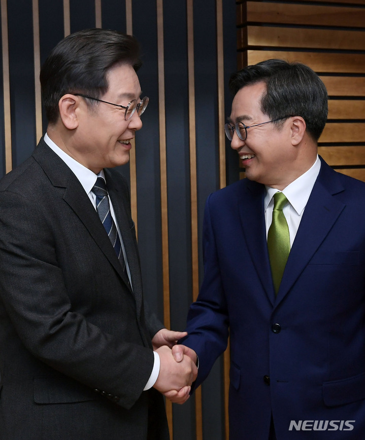 [서울=뉴시스] 국회사진기자단 = 이재명 더불어민주당 대선 후보와 김동연 새로운물결 대선후보가 2일 서울 양천구 CBS사옥에서 열린 양자 정책토론회에 앞서 악수를 하고 있다. 2022.02.02. photo@newsis.com