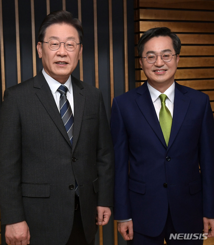 [서울=뉴시스] 국회사진기자단 = 이재명 더불어민주당 대선 후보와 김동연 새로운물결 대선후보가 2일 서울 양천구 CBS사옥에서 열린 양자 정책토론회에 앞서 기념촬영을 하고 있다. 2022.02.02. photo@newsis.com