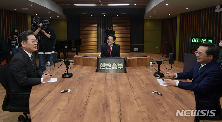 [서울=뉴시스] 국회사진기자단 = 이재명 더불어민주당 대선 후보와 김동연 새로운물결 대선후보가 2일 서울 양천구 CBS사옥에서 열린 양자 정책토론회에 앞서 대화를 하고 있다. 2022.02.02. photo@newsis.com