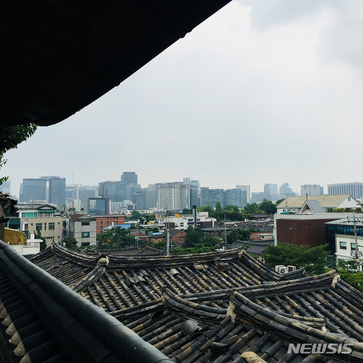 [서울=뉴시스]서울 북촌 한옥청에서 보이는 가회동 전경. (사진=서울시 제공). 2022.02.03. photo@newsis.com