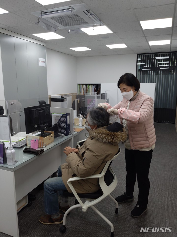 [서울=뉴시스]서울 노원구 금연클리닉에서 모발검사를 진행하는 모습. (사진=노원구 제공). 2022.02.03. photo@newsis.com