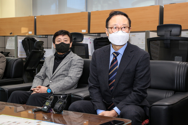 [전주=뉴시스] 홍영표(오른쪽) 더불어민주당 선대위 국가비전국민통합위 공동수석부위원장(인천 부평을)이 3일 전북도의회 기자실에서 간담회를 하고 있다. 2022.02.03 leo@newsis.com *재판매 및 DB 금지