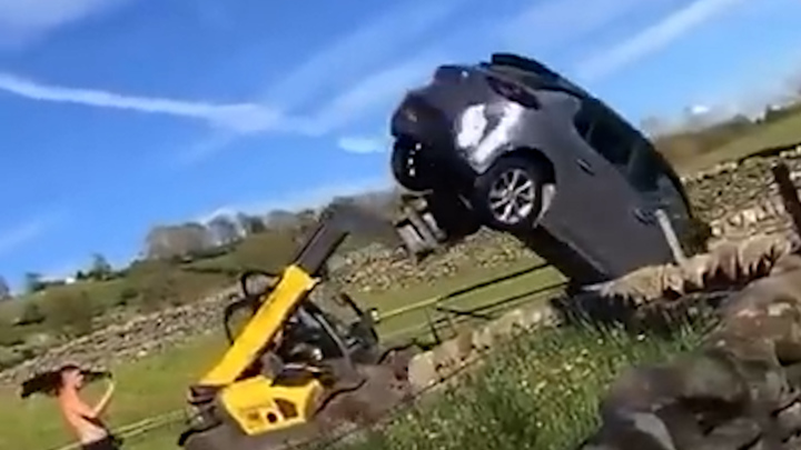 영국에서 농장 사유지 앞에 주자된 차량을 트랙터로 밀어버린 농부가 재판에 넘겨져 잘잘못을 가리고 있다. 출처:데일리메일 *재판매 및 DB 금지