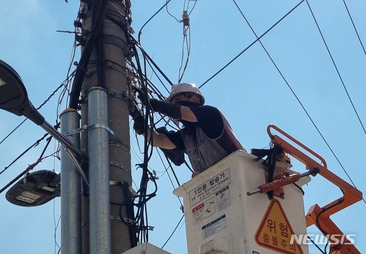 [서울=뉴시스] 공중케이블 정비작업 모습. 2022.02.03. (사진 = 관악구 제공) photo@newsis.com