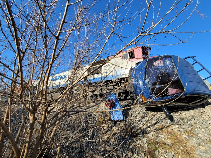 [영천=뉴시스] 박준 기자= 3일 오후 3시34분께 경북 영천시 청통면의 한 철도 건널목에서 건널목을 건너던 1t 트럭이 동대구역으로 향하던 무궁화호 열차와 충돌했다. 이 사고로 트럭에 탑승 중이던 70대 남성 운전자와 여성 동승자가 숨졌다. (사진=경북소방본부 제공) 2022.02.03photo@newsis.com *재판매 및 DB 금지