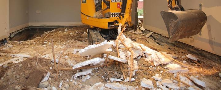 [서울=뉴시스] 영국 잉글랜드 남부 햄프셔 소재 주택에 이웃집에서 심은 대나무가 최근 지하로 넘어와 집 바닥과 벽을 뚫고 자랐다. 대나무를 제거하기 위해 집 바닥 부분을 파내자 대나무 뿌리들이 보이고 있다. (출처 : Environet UK 홈페이지 갈무리) 2022.02.03. *재판매 및 DB 금지