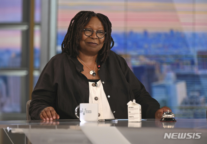 [AP/뉴시스]미 ABC 방송의 '더 뷰' 프로그램을 진행하고 있는 우피 골드버그의 모습. ABC 뉴스가 '더 뷰'(The View) 진행자 우피 골드버그가 홀로코스트가 인종에 관한 것이 아니라고 말한 것에 대해 사과한 지 몇 시간 만에 그녀에게 2주 간의 자격정지 징계를 내렸다고 CNN이 2일 보도했다. 2022.2.3