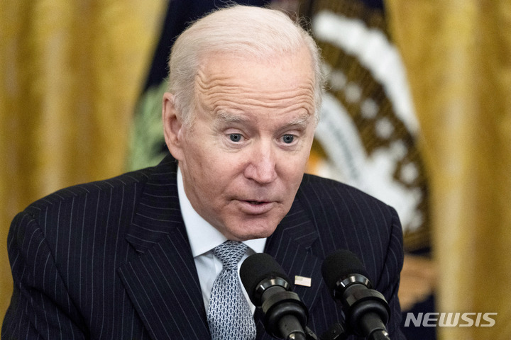[워싱턴=AP/뉴시스]조 바이든 미국 대통령이 2일(현지시간) 이스트룸에서 발언하고 있다. 2022.02.02.