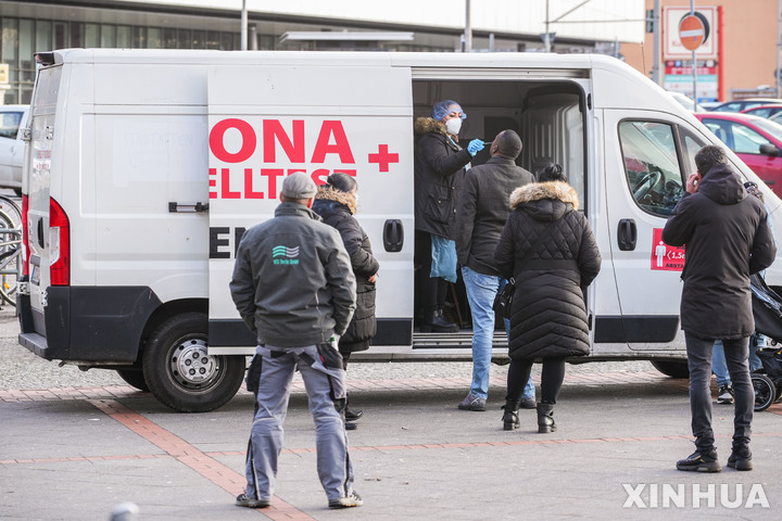 [베를린=신화/뉴시스] 사진은 지난 2022년 2월2일(현지 시간) 독일 베를린의 코로나19 이동식 검사소에서 시민들이 검사를 받고 있는 모습. 2022.02.03.