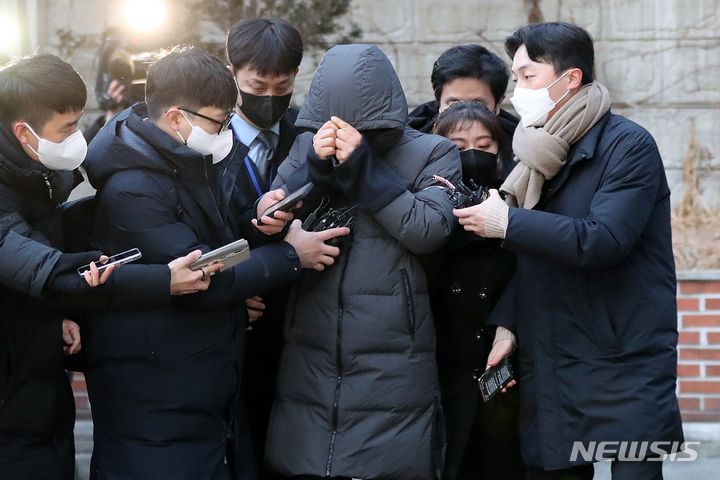 [서울=뉴시스] 백동현 기자 = 공금 115억원을 횡령해 주식 투자 등에 사용한 혐의를 받는 강동구청 공무원 김모(47)씨가 3일 오전 서울 광진경찰서를 나와 검찰로 구속 송치되고 있다. 2022.02.03. livertrent@newsis.com