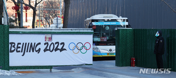 [베이징(중국)=뉴시스] 홍효식 기자 = 2022 베이징 동계 올림픽 개막을 하루 앞둔 3일 오전 중국 베이징 He Ping Li 호텔로 전용 버스가 들어서고 있다. 이번 대회는 경기장과 선수촌, 훈련장 등을 외부와 완벽하게 차단하는 '폐쇄루프' 방식이 적용돼 전용 교통편을 통해서 정해진 경로로만 이동할 수 있다. 2022.02.03. yesphto@newsis.com