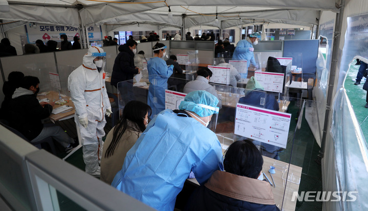 [서울=뉴시스] 추상철 기자 = 코로나19 자가검사키트를 활용한 신속항원검사 시행 첫날인 3일 오전 서울 송파구보건소 선별진료소에서 시민들이 신속항원검사를 하고 있다. 2022.02.03. scchoo@newsis.com