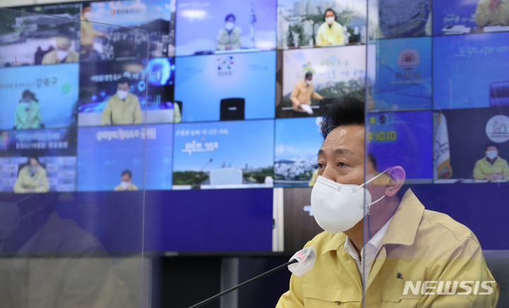 [서울=뉴시스] 권창회 기자 = 오세훈 서울시장이 3일 오전 서울 중구 서울시청 영상회의실에서 열린 코로나19 대응 자치구청장회의에서 모두발언을 하고 있다. 2022.02.03. kch0523@newsis.com