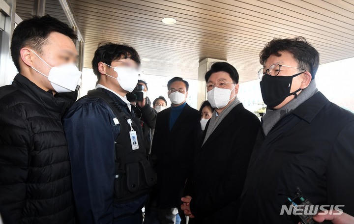 [성남=뉴시스] 국회사진기자단 = 국회 법제사법위원회 소속 국민의힘 의원들이 성남FC 불법 후원금 수사 무마 의혹에 대해 항의를 하기 위해 3일 오전 경기 성남시 수원지방검찰청 성남지청을 방문하고 있다. 2022.02.03. photo@newsis.com