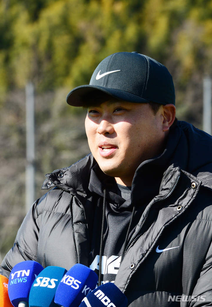 [거제=뉴시스] 차용현 기자 = 3일 오전 한화 이글스 스프링캠프가 있는 경남 거제시 하청스포츠타운을 찾은 메이저리그(MLB) 토론토 블루제이스 류현진이 기자들과 만나 인터뷰를 하고 있다. 2022.02.03. con@newsis.com