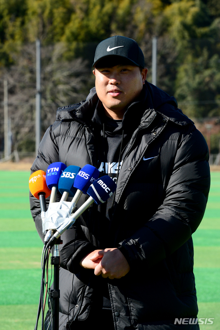 [거제=뉴시스] 차용현 기자 = 3일 오전 한화 이글스 스프링캠프가 있는 경남 거제시 하청스포츠타운을 찾은 메이저리그(MLB) 토론토 블루제이스 류현진이 기자들과 만나 인터뷰를 하고 있다. 2022.02.03. con@newsis.com
