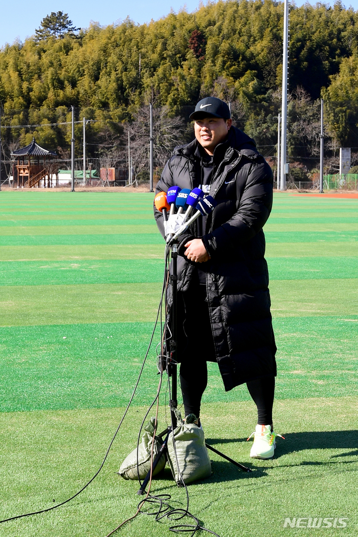 [거제=뉴시스] 차용현 기자 = 3일 오전 한화 이글스 스프링캠프가 있는 경남 거제시 하청스포츠타운을 찾은 메이저리그(MLB) 토론토 블루제이스 류현진이 기자들과 만나 인터뷰를 하고 있다. 2022.02.03. con@newsis.com